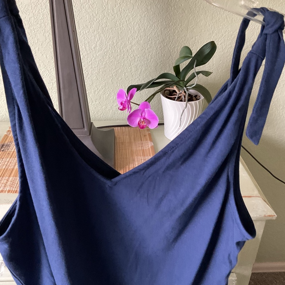 Shoulder tie tank top - Picture 1 of 4